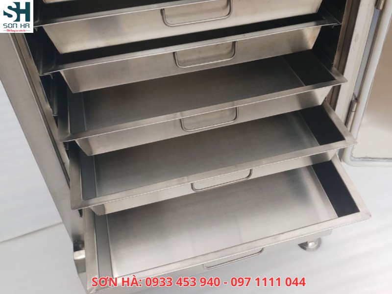 Khay chứa cơm làm từ inox chắc chắn, chống gỉ